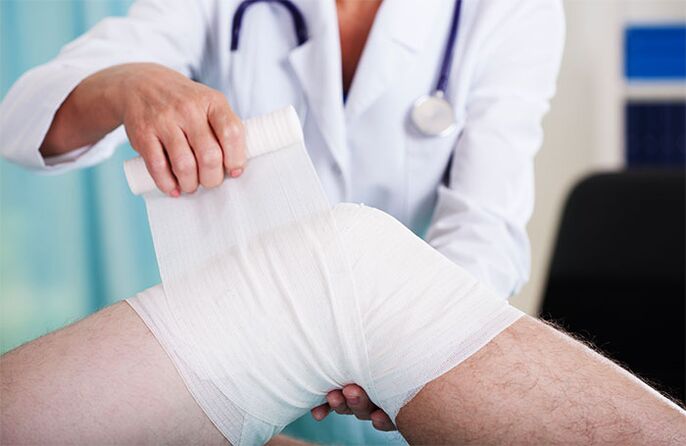 Arzt verbindet das Kniegelenk mit Arthrose